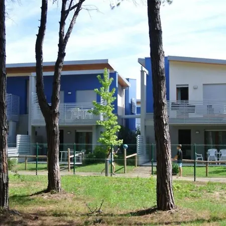 Tranquil Townhomes Close To The In דירה *